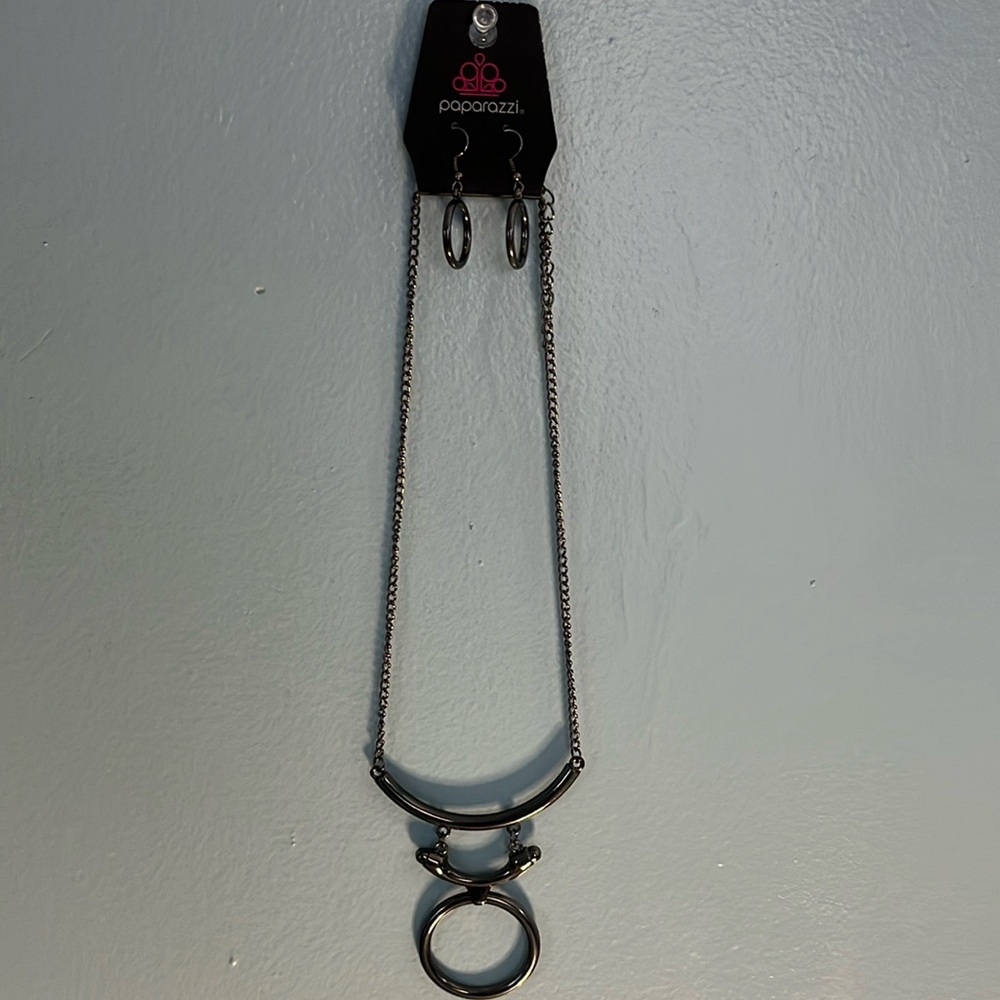 New Paparazzi necklace with earrings. O/S. Gunmetal grey color